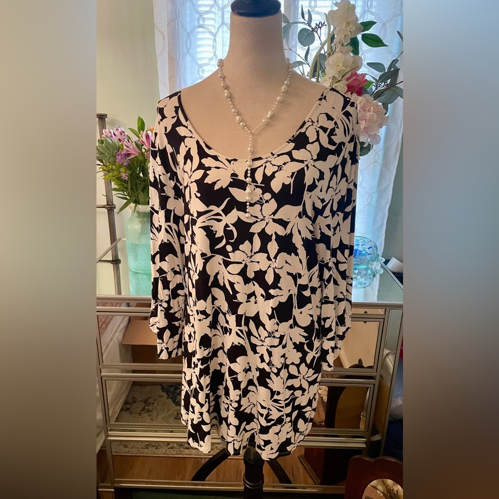 💕 J. Jill Black and Ivory Floral Tunic. XL. Great travel piece. Roll & go!